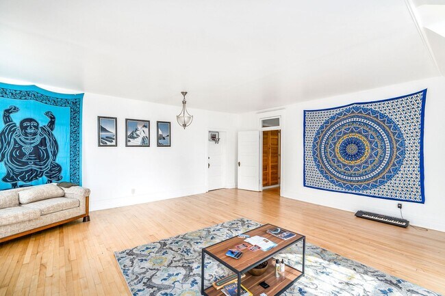 Foto del edificio - Beautiful 3+ Bedroom/1 Bathroom THIRD Floor Apartment in East Duluth Mansion - AVAILABLE TODAY!