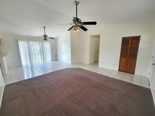 Foto del edificio - 8224 Autumn Oak Ave