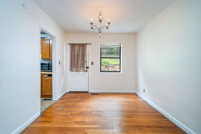 Building Photo - Charming 2-Bed Condo with Hardwood Floors in Vibrant Asheville