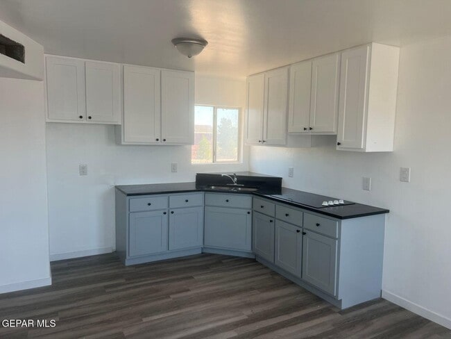 Building Photo - 530 S Yarbrough Dr