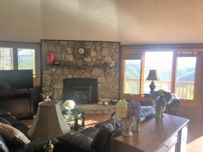 820 Pine Ridge Rd Beech Mountain Nc 28604 House For Rent In
