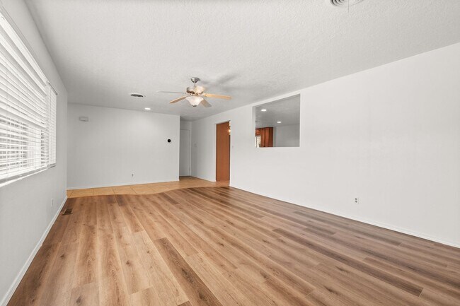 Building Photo - Large 4 Bedroom 2 Bath House