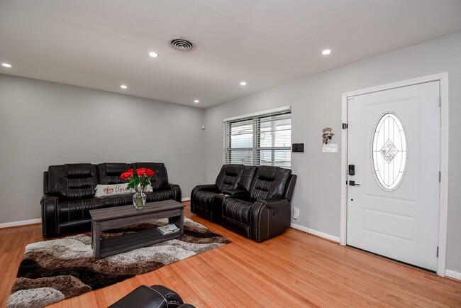 Building Photo - 6817 Hendon Ln