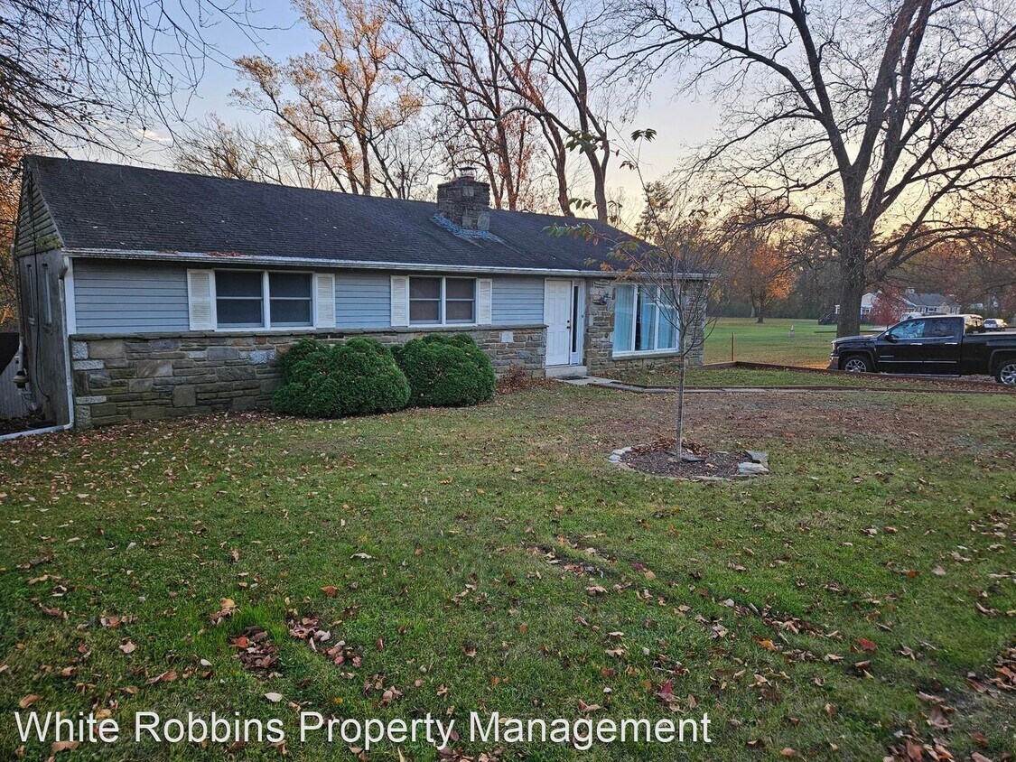 Primary Photo - Studio, 2.5 bath House - 558 West Boot Road