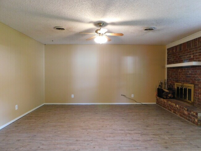 Building Photo - 3 Bedroom 2 Bath Home. South Side of Fort ...