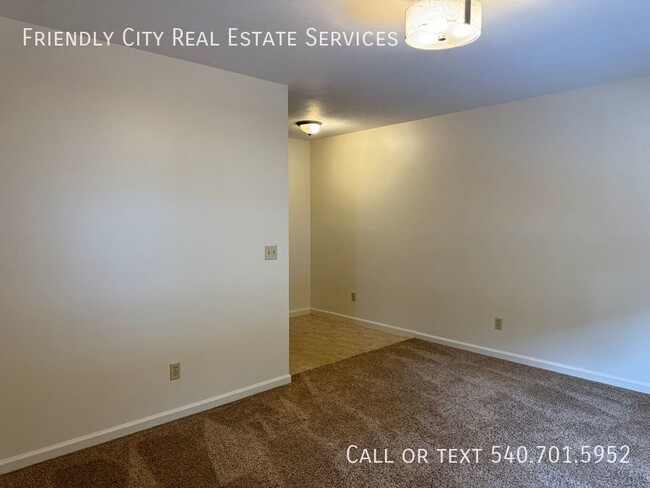 Building Photo - Move in ready! 1 bedroom, 1 bath ground le...