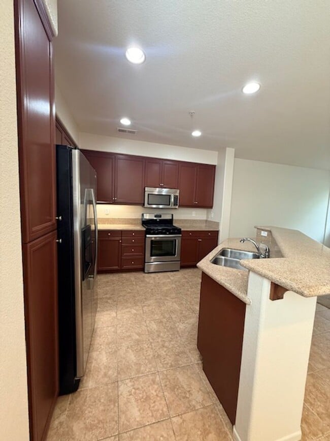 Building Photo - Lovely Otay Ranch townhome