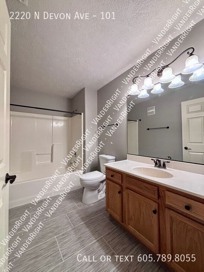 Foto del edificio - 2220 Devon Ave