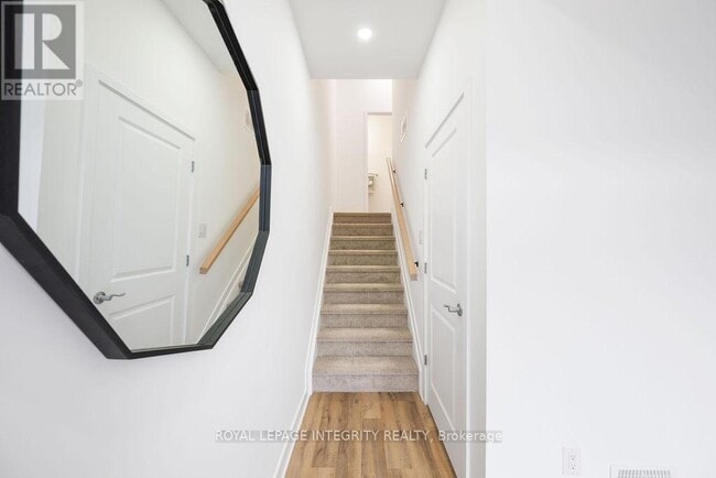 Building Photo - 182 Visor Private