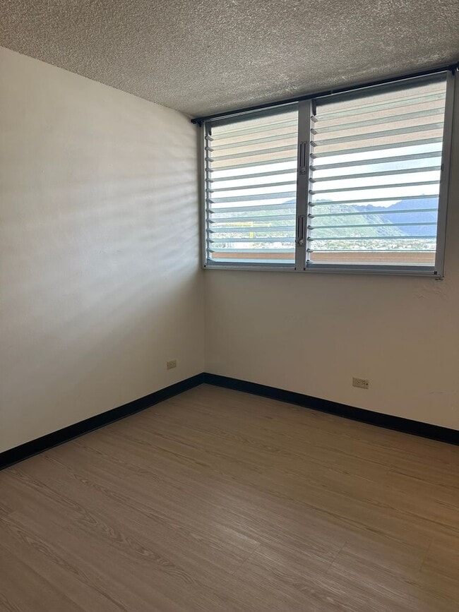 Building Photo - Well-Maintained 1BR/1BA w/1 Parking – Ala Wai Plaza, Near UH & Waikiki