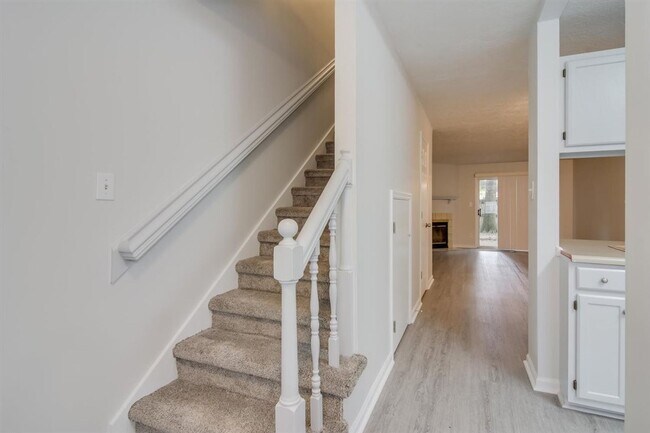 Foto del edificio - Remodeled 2 bedroom 1.5 bathroom townhome ...