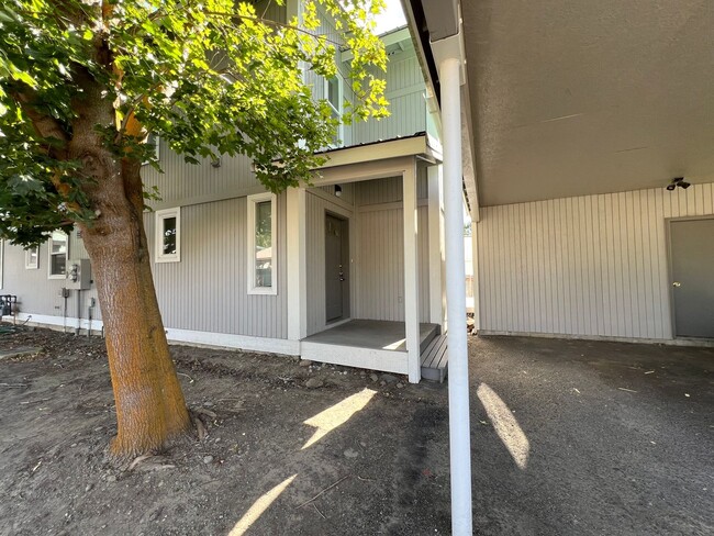 Building Photo - 1300 N Brooklane St