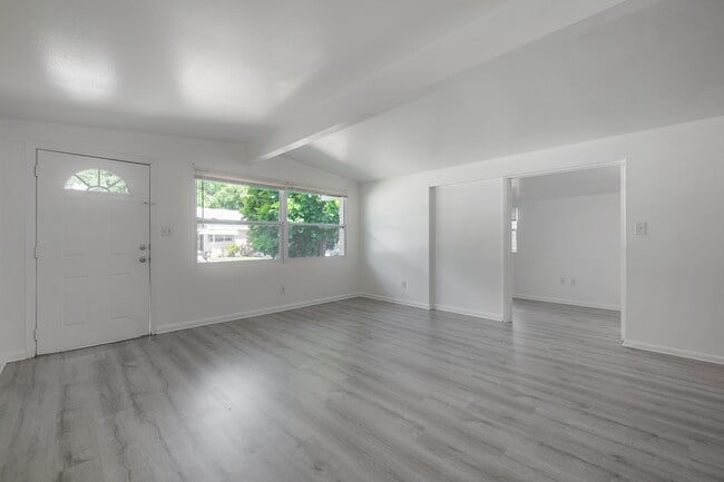 Building Photo - 4017 N Seminole Ave