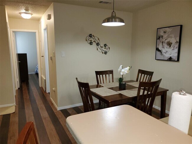 Foto del edificio - 8903 Pineridge Dr