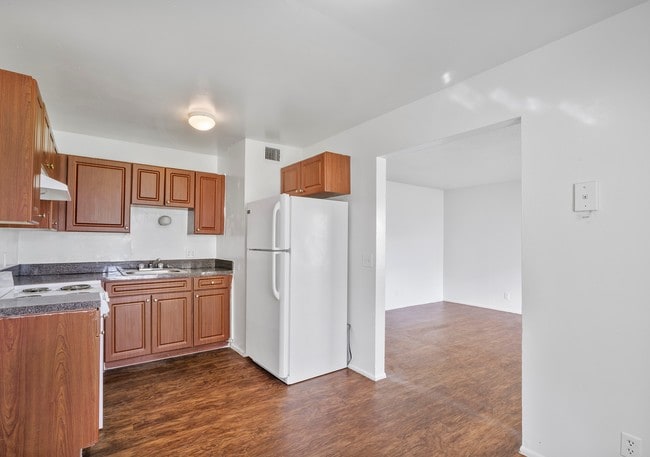 2x1 kitchen Equiped - Canterbury Palms Apartments