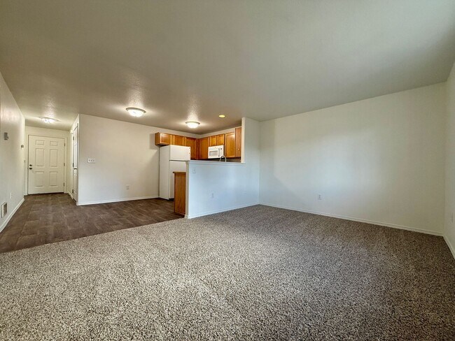 Building Photo - YOU DON'T WANT TO MISS THIS NEWLY UPDATED TOWNHOME IN REDMOND!!