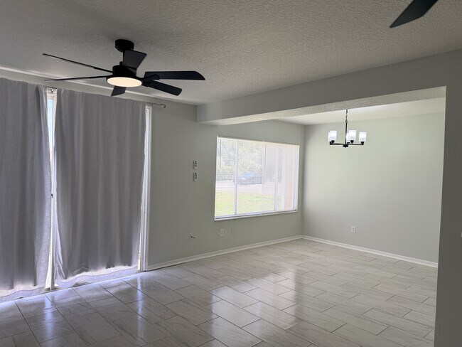 Building Photo - 2929 Fan Palm Dr