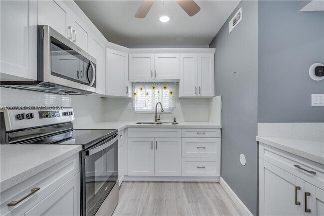 Foto del edificio - 681 S Hollybrook Dr