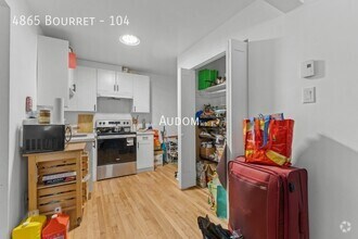 Building Photo - 4865 Av Bourret