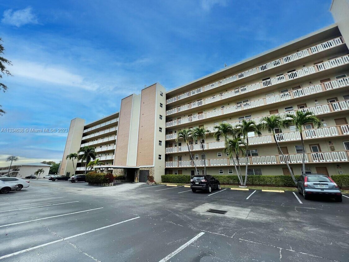900 NE 12th Ave Unit 505, Hallandale Beach, FL 33009 Room for Rent in