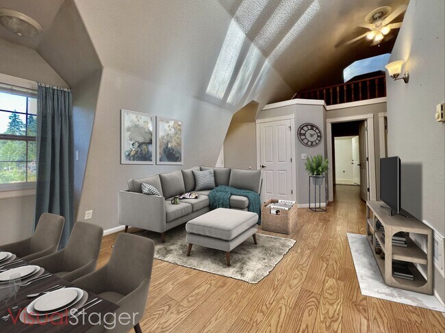 Building Photo - Lakeview Loft with Rooftop Deck!  A/C, 2 B...