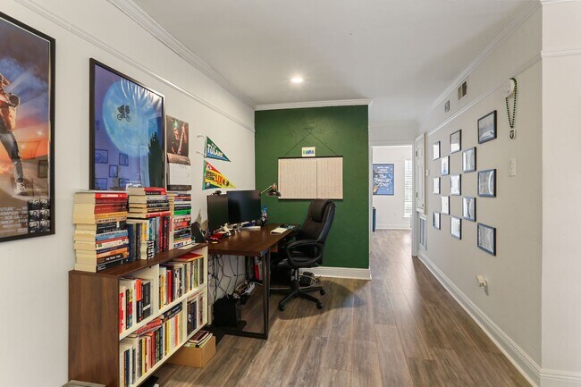 Building Photo - Gated Condo steps from Maple Street & St Charles!
