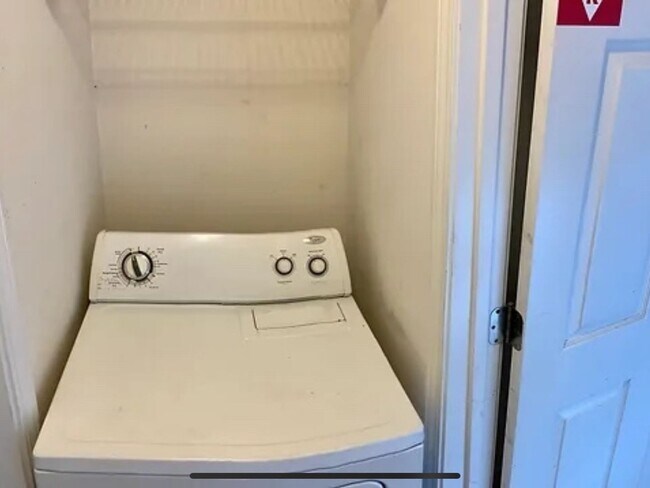 Foto del edificio - 853 Ladner Dr