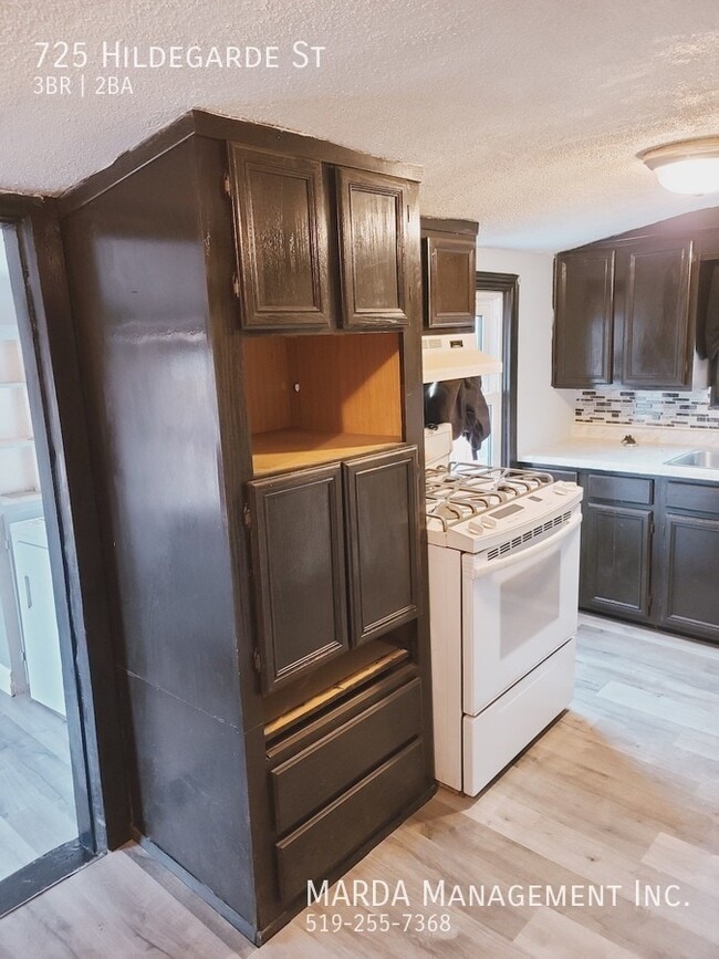 Building Photo - SPACIOUS SUN LIT 3 BED/1.5 CHARMING HOME! ...