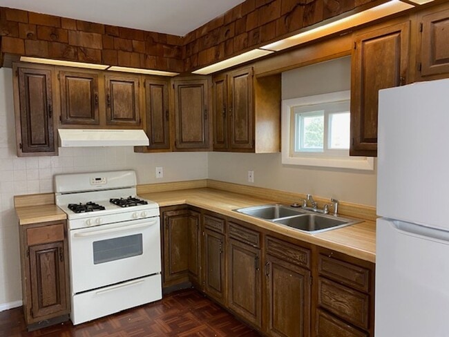 Building Photo - Three Bedroom Home w/Large Kitchen, Oversi...