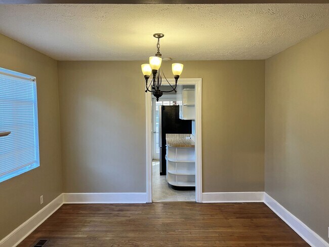 Building Photo - Charming 3 BR/2 BA Home off Vineville Avenue!