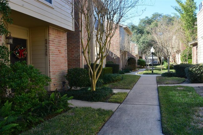 Building Photo - 926 Memorial Village Dr