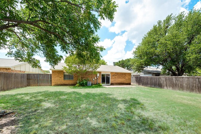 Parte trasera de la casa - 5556 Ragan Dr