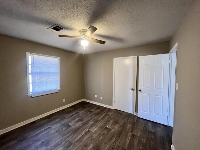 Foto del edificio - 90 Widows Rd