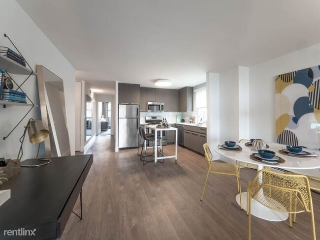 Building Photo - 1 br, 1 bath Apartment - 421 W Belmont Ave