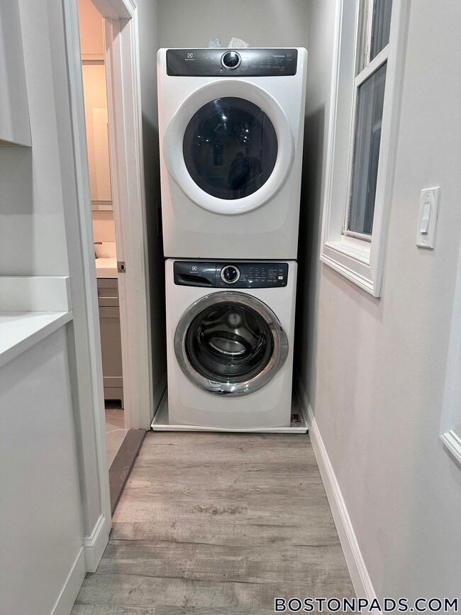 Building Photo - 55 Burrell St