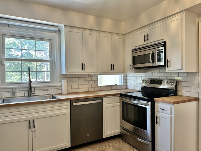 Foto del edificio - 3712 Pinecrest Rd