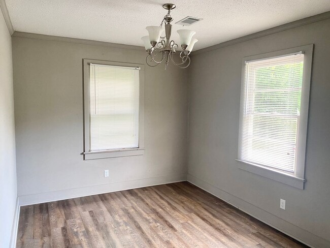 Building Photo - 304 Botts Ave