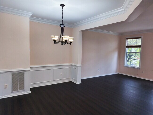 Foto del edificio - Exceptional End-Unit Townhome with Expansi...