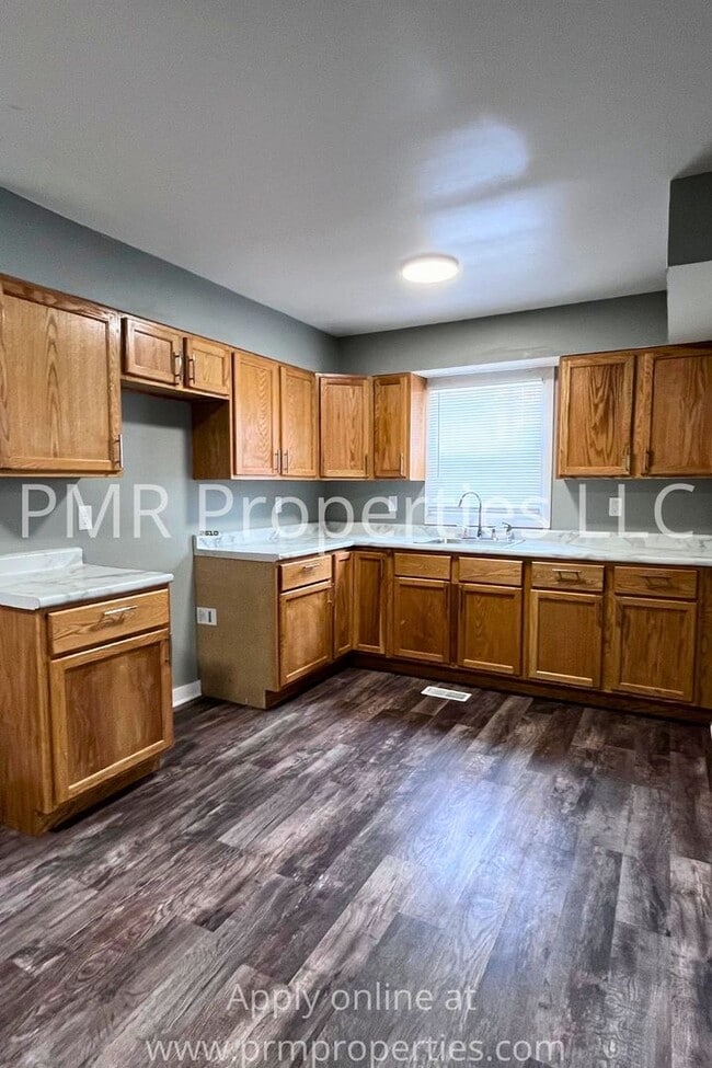 Building Photo - 4 Bedrooms / 1 Bathroom House