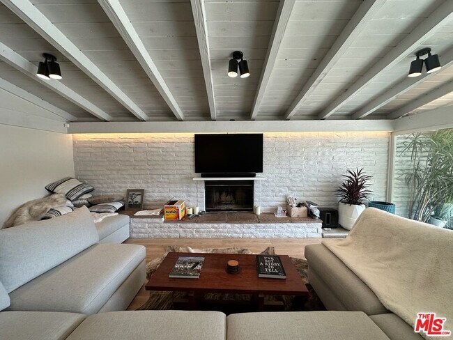 Foto del edificio - 22428 Victory Blvd