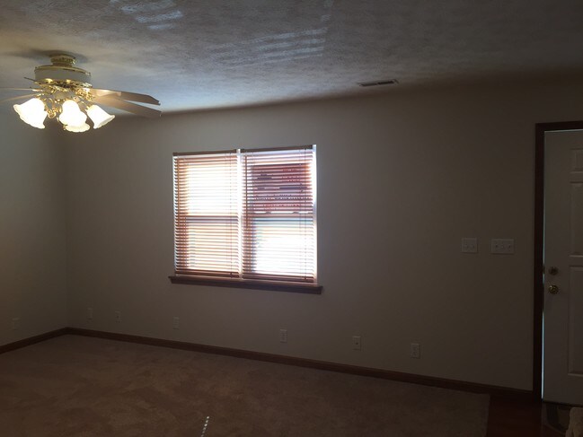 Living Room - 207 Kensington Ct