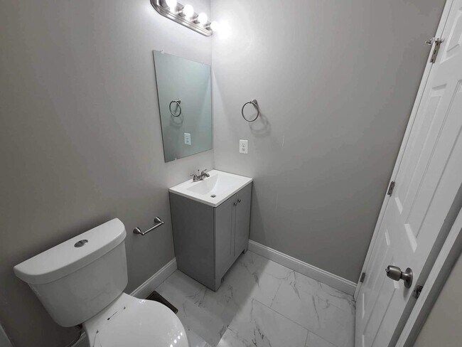 Building Photo - This charming 3 bed/ 2.5 Baths house