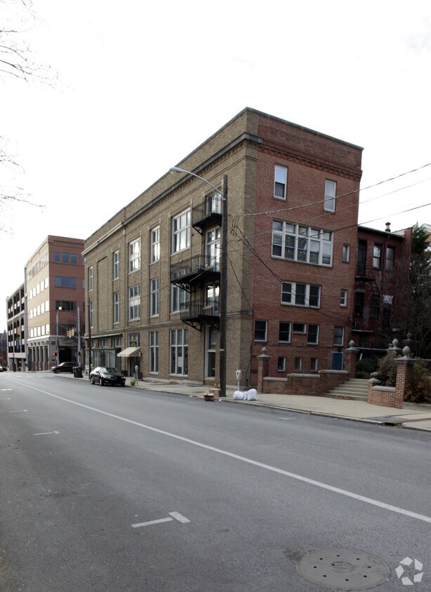 Building Photo - 1 E King St E