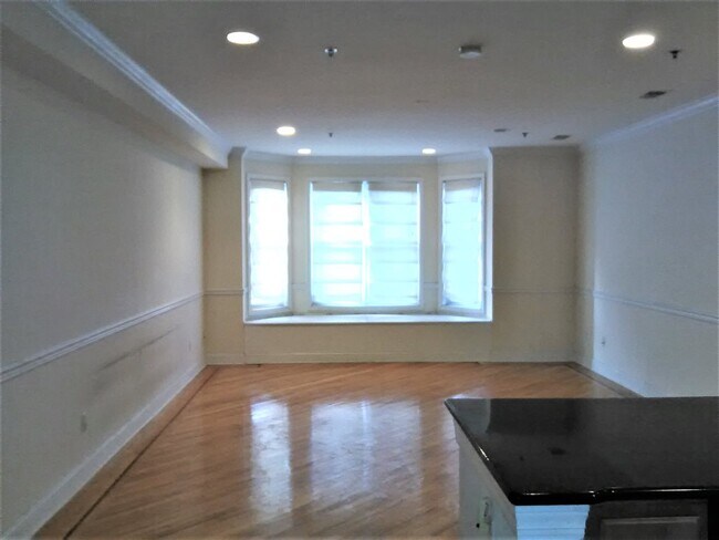 Building Photo - 325 Willow Ave