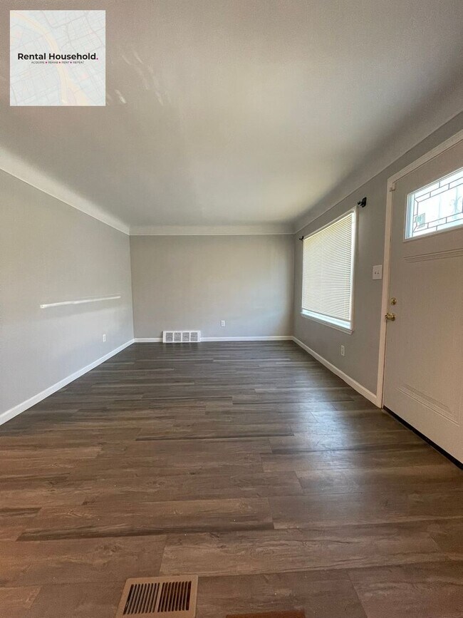 Building Photo - Beautifully Kept~3 BEDROOM 1 BATH BUNGALOW