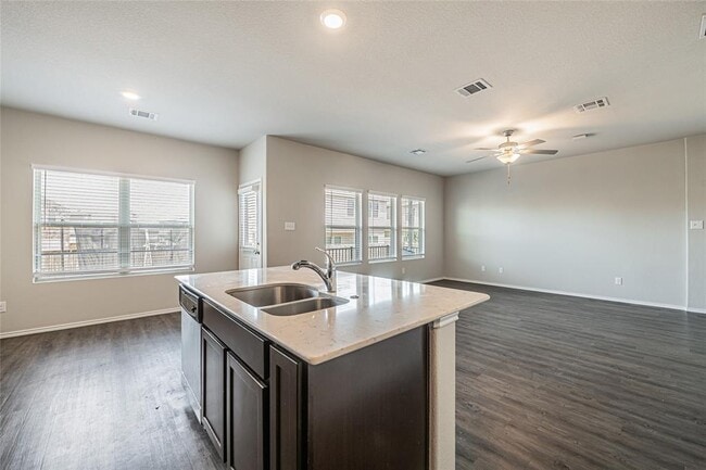 Building Photo - 108 Comet Dr