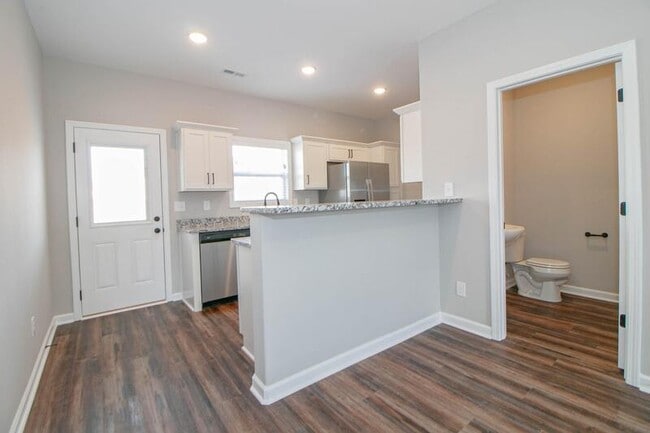 Building Photo - 1115-E4 Hillwood Drive