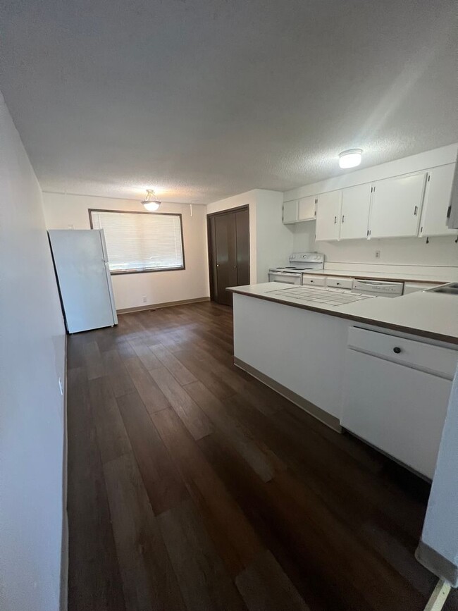 Building Photo - 3 Bedroom, 1 Bathroom Downstairs Unit - 4-...