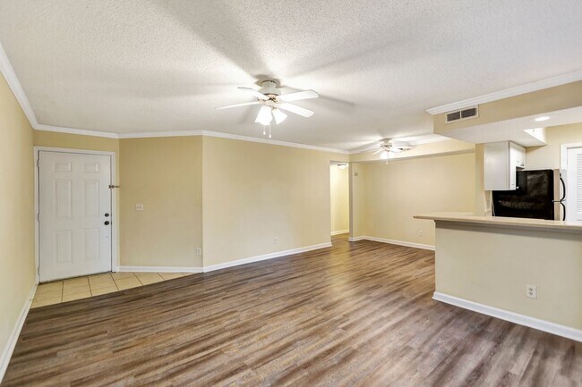 Foto del edificio - Montclair Living: Spacious Condo with Prim...