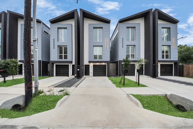 Building Photo - 2211 Staples St